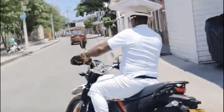 El hombre de blanco que lleva el sabor del Caribe sobre la cabeza